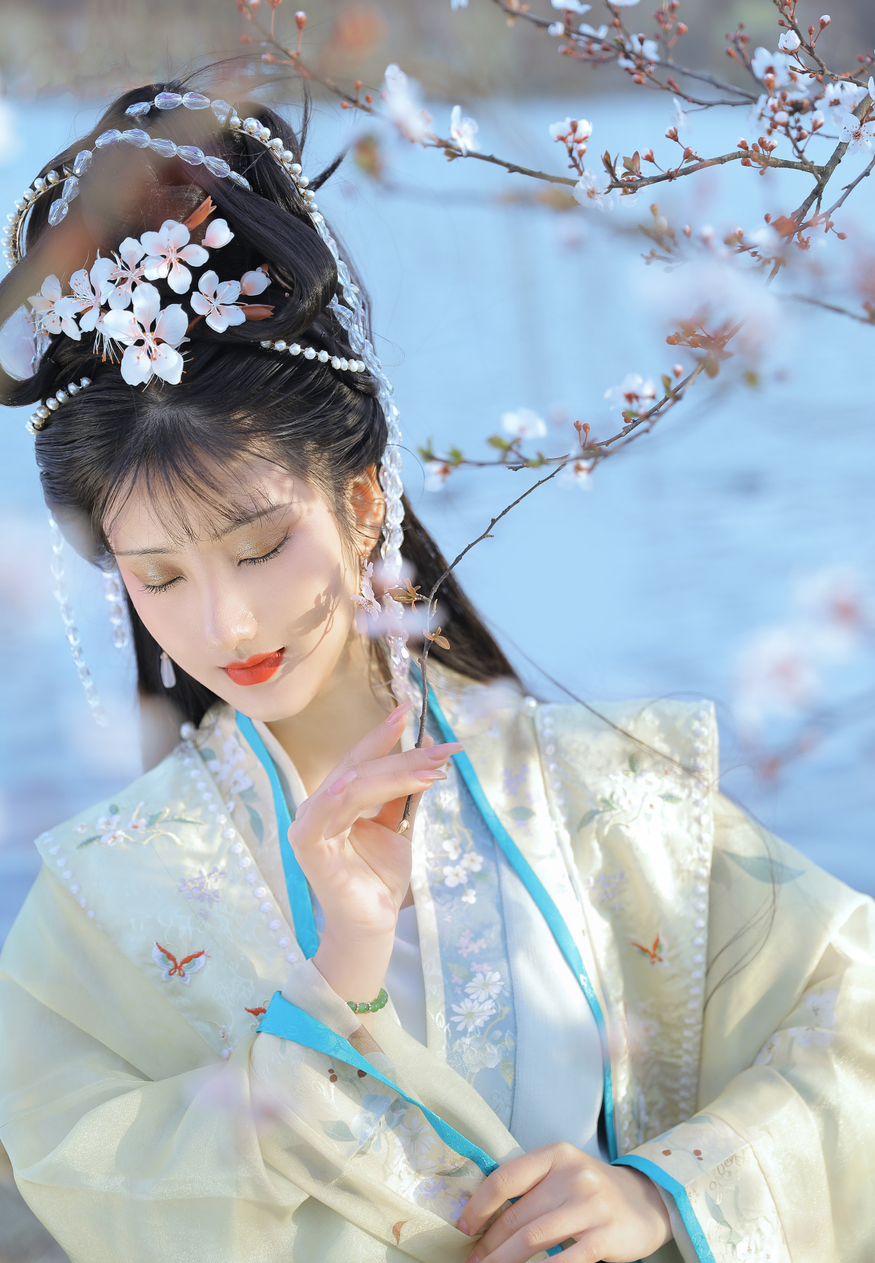 穿汉服的女生也太漂亮了吧,干净又清丽,像是画中走出的美人